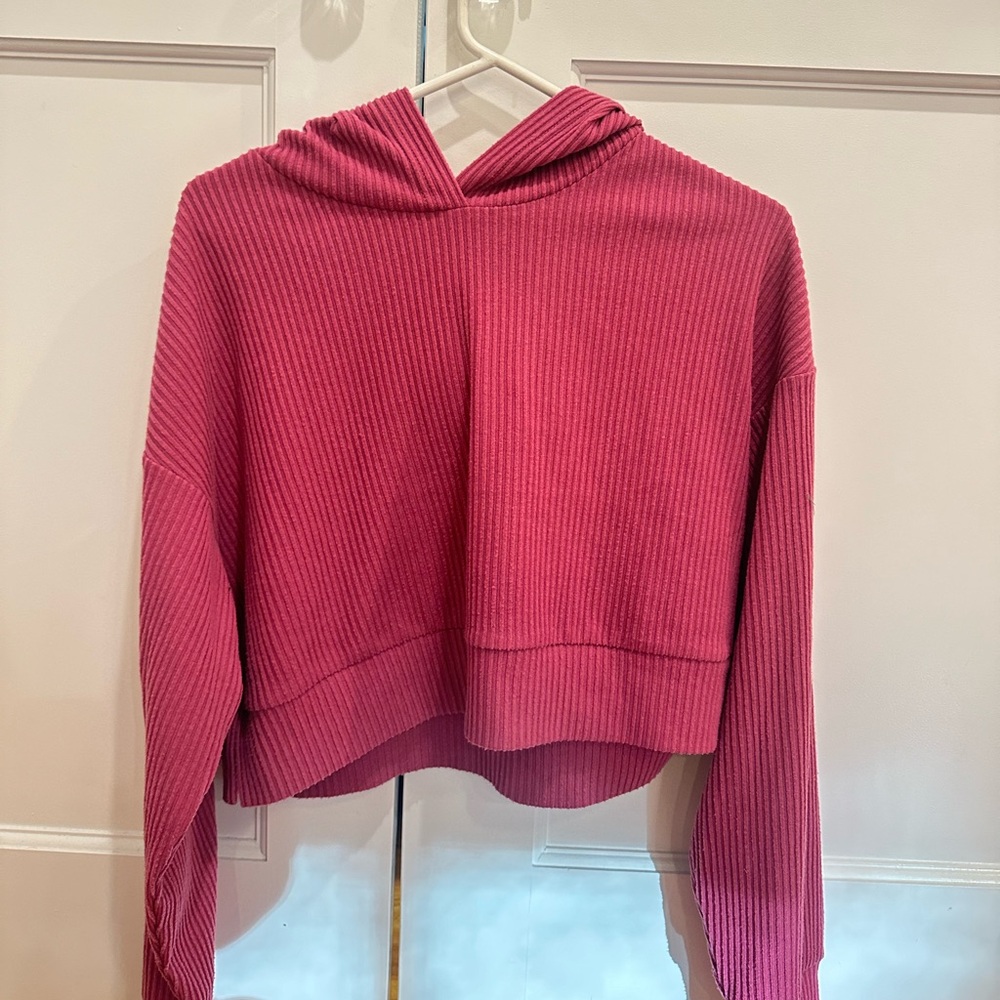 XS alo yoga cropped hoodie in pink. In perfect condition.